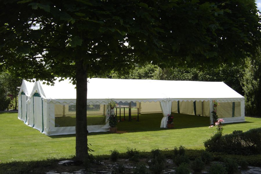 Tentes assemblées pour l'organisation d'un cokctail de 200 personnes