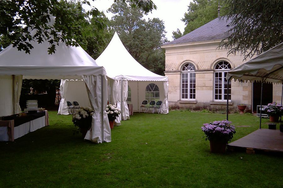 Coktail de mariage installé sous deux tentes Garden