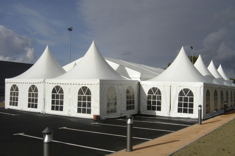 Vue extérieure sur un ensemble de tentes installées pour une inauguration