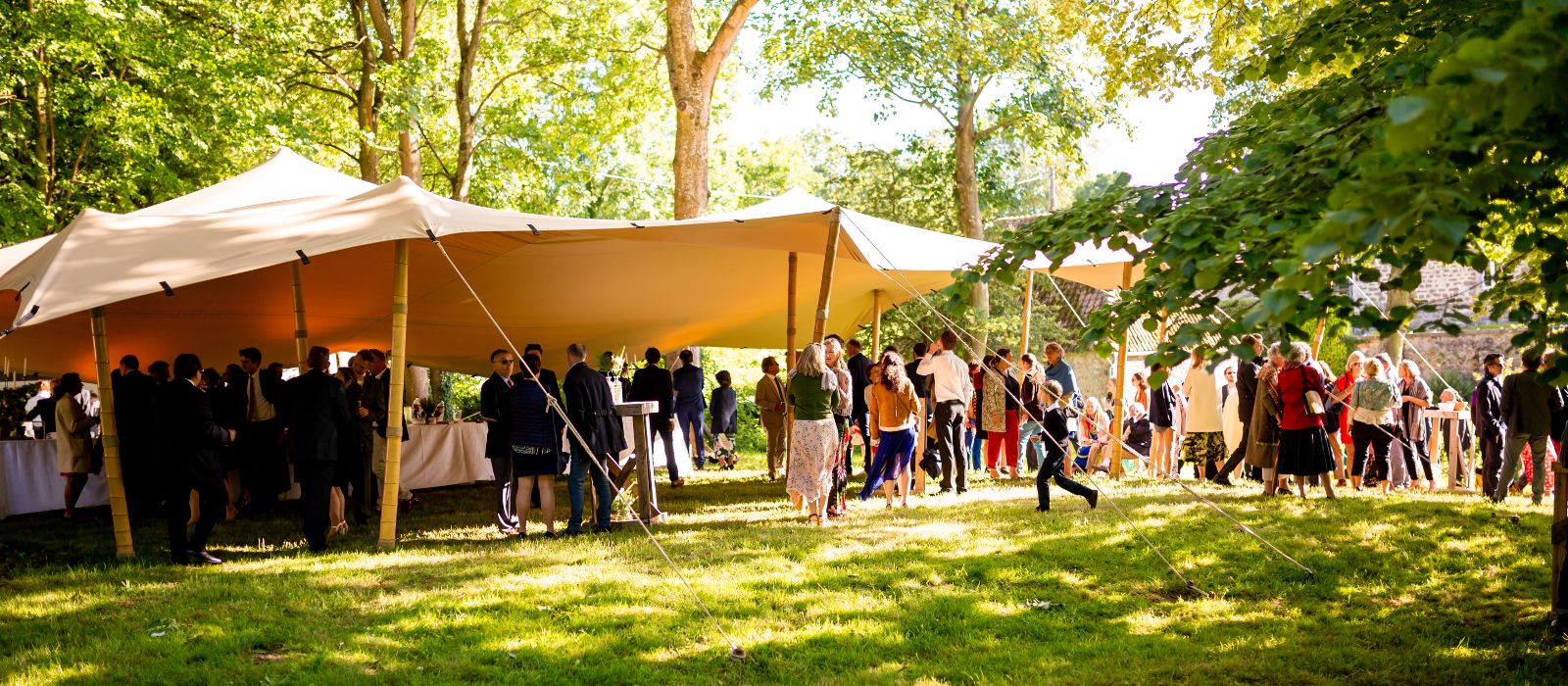 Mariage champêtre organisé sous une tente Stretch