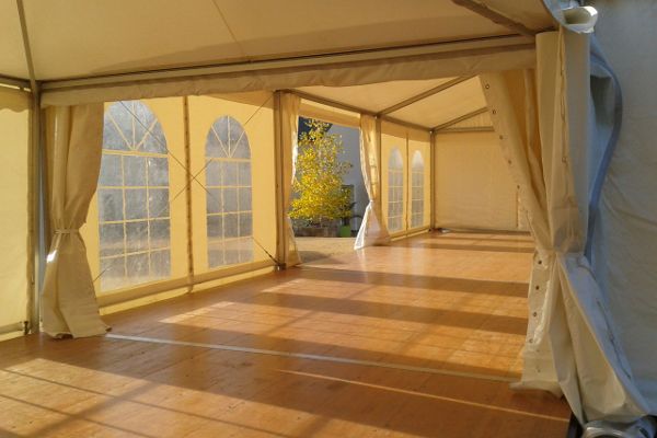 Rayons de soleil sur un parquet en bois