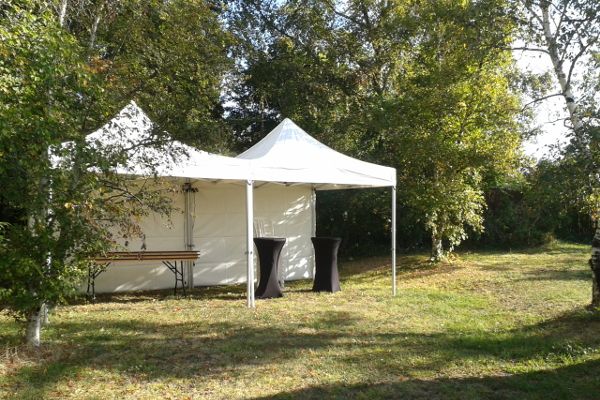 Stand installé dans un jardin arboré